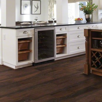 McCall's Floormart - a kitchen with a center island - Flooring Near Me - Rolla, Missouri