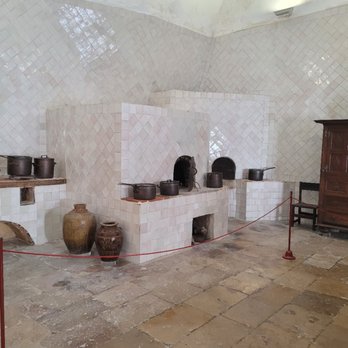 Palácio Nacional de Sintra - One side of the vast kitchen (photo 3 of 3) - Museums Near Me - Sintra, 11