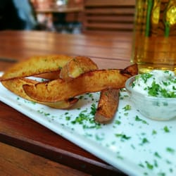 Brasserie Bernstein - "Frittierte Kartoffelspalten mit Alioli" erweisen sich als Ofenkartoffelspalten mit Remoulade: Nicht zu empfehlen.