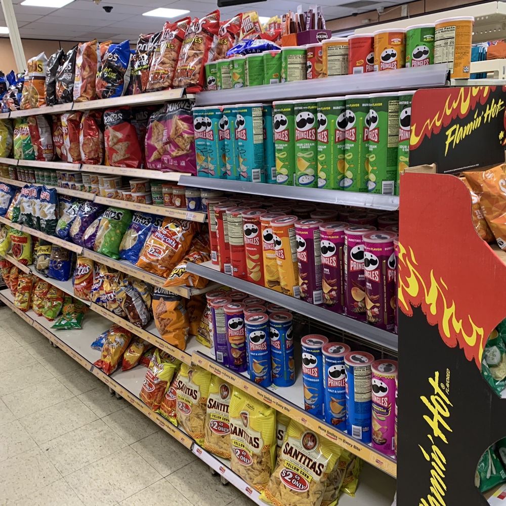 7-Eleven - Chips and Pringles aisle. - Convenience Stores Near Me - Shoreline, Washington