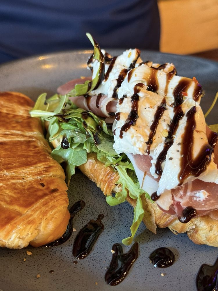 MÀXIMO’S CAFE Updated October 2024 27 Photos & 10 Reviews 50 W