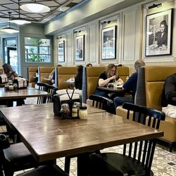 Gino's of Manhasset - Interior dining