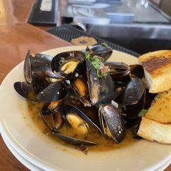 Metals Sports Bar & Grill - Mussels were fire, go see Bobby!