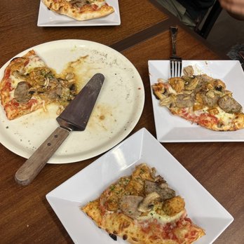 D'Oro Pizza Bar - Pizza Near Me - Miami, Florida