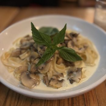 Da Gennaro - Fettuccine Alfredo - Italian Near Me - New York, New York Da Gennaro - Fettuccine Alfredo - Italian Near Me - New York, New York