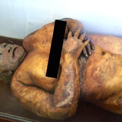 Museo de Anatomía de la Facultad de Ciencias Médicas - Museo de Anatomía de la Facultad de Ciencias Médicas de Rosario - Mujer embalsamada: Carmelita Colombo