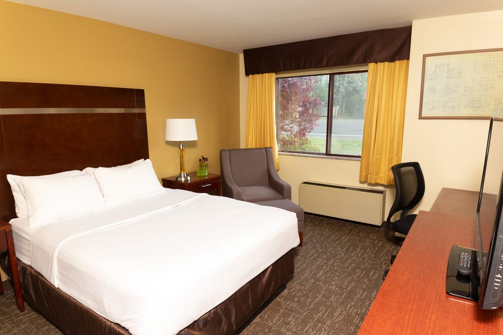 PONDEROSA INN Updated August 2024 14 Photos 1060 NE Cleveland Ave