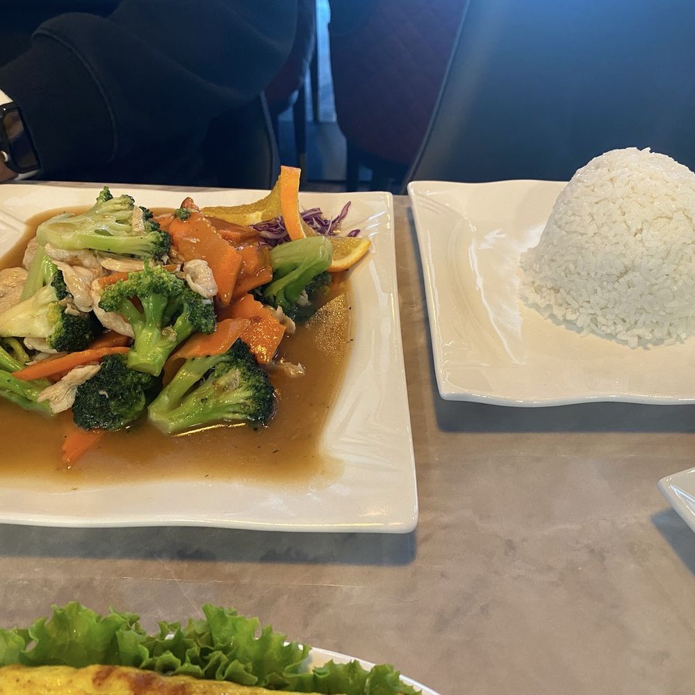 Kub Kao Thai restaurant - Chicken in brown sauce - Thai Near Me - Princeton, Texas
