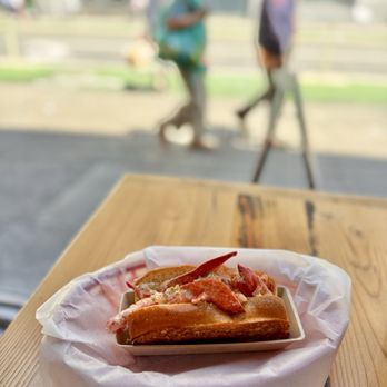 Luke's Lobster - Lobster roll with Butter - Seafood Near Me - San Francisco, California Luke's Lobster - Lobster roll with Butter - Seafood Near Me - San Francisco, California