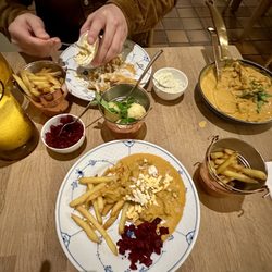 Restaurant Colosseum - Kong Frederiks Livret. Ein Curry mit Fleisch, das mit rote Beete, Eiern, Zwiebeln, Kartoffeln und Pommes serviert wird. Köstlich!