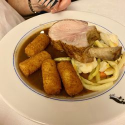 Café Aarbergerhof - Tagesteller mit Schweinekotelett, Kroketten und Gemüse