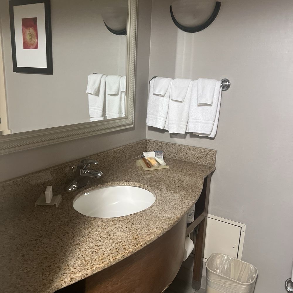 Hilton Garden Inn Independence - Bathroom sink - Hotels Near Me - Independence, Missouri Hilton Garden Inn Independence - Bathroom sink - Hotels Near Me - Independence, Missouri