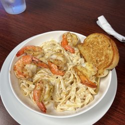 Mi Pueblito Restaurant - Shrimp Alfredo with garlic bread. Also comes with side salad.