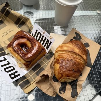 John Baker - Cinnamon roll and croissant au cocomel - Bakeries Near Me - Zürich, ZH