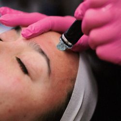 Clover Skin Bar - The best skin of your life with our Hydrafacial. A patented technology to cleanse, exfoliate, hydrate and pump your skin full of peptides!