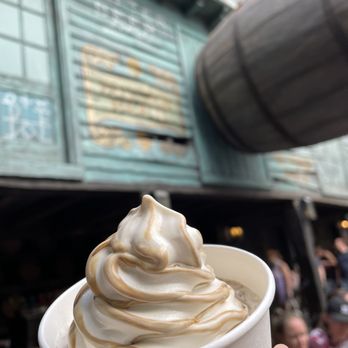 The Hopping Pot - a hand holding a cup of ice cream - Breweries Near Me - Orlando, Florida The Hopping Pot - a hand holding a cup of ice cream - Breweries Near Me - Orlando, Florida