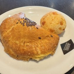 Confeitaria Jauense - Pastel assado and pão de queijo