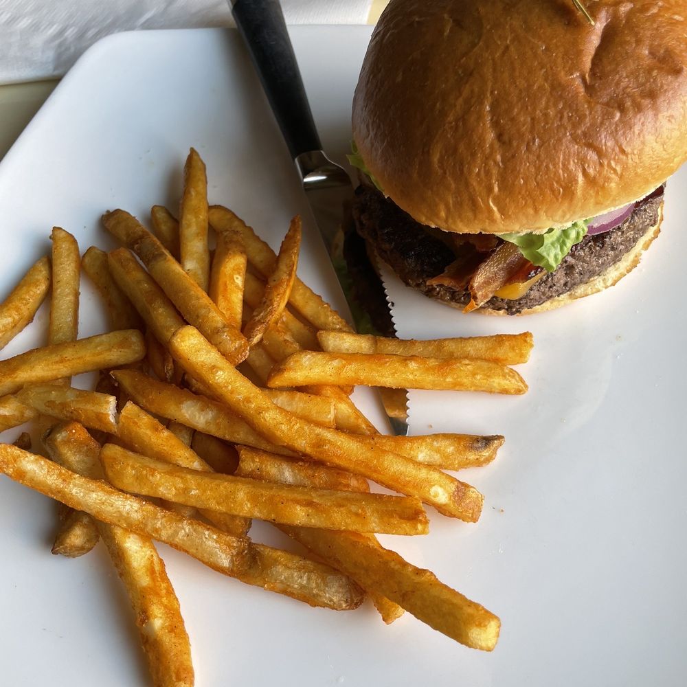 Bacon cheeseburger with fries