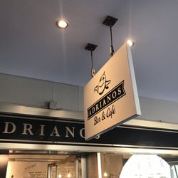 Adriano's Bar & Café - Adriano's Bar & Café - kaviareň