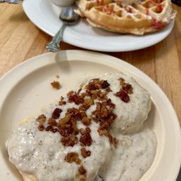 biscuit with sausage gravy and bacon bits biscuit with sausage gravy and bacon bits