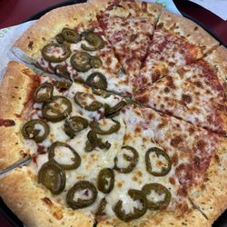 Jalapeño and cheese pizza