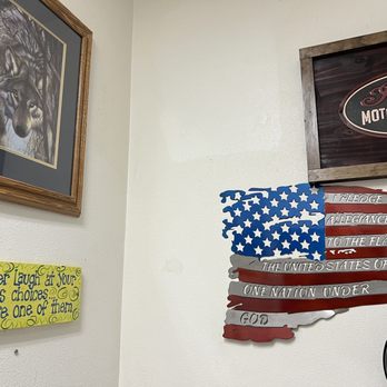Rainbow Oaks Restaurant - Patriotism favored women - American Near Me - Fallbrook, California