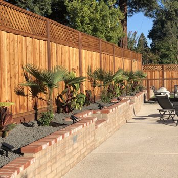 East Bay Landscape - patio with a wooden fence - Landscaping Near Me East Bay Landscape - patio with a wooden fence - Landscaping Near Me