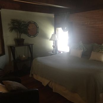 WC Lipe Mansion - Master bedroom of carriage house - Bed & Breakfast Near Me - Syracuse, New York