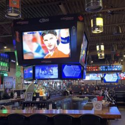 The Canadian Brewhouse - Lots of screens!