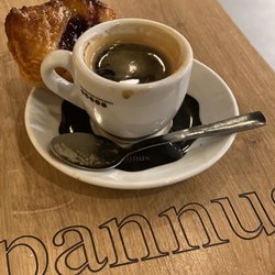 Pannus - Expresó with a mini fruit pastry