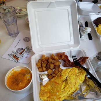 Hidden Manna Cafe - 3 cheese omelet, hashbrowns, bacon, cheddar grits. - Breakfast & Brunch Near Me - Matteson, Illinois
