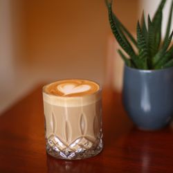 Djuus Copenhagen - Lækker latte med karamelsirup