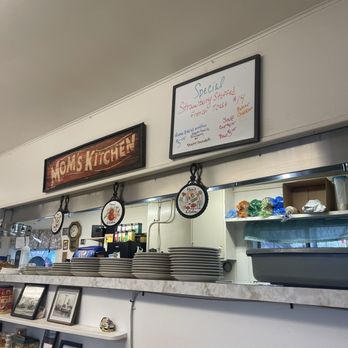 Mom's Kitchen - inside - Diners Near Me - North Bend, Oregon