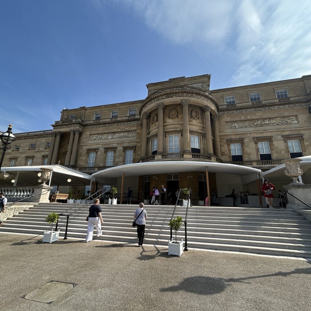 Buckingham Palace - Landmarks & Historical Buildings Near Me - London, XGL