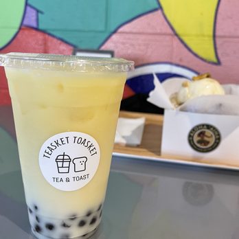Gold Miss - Pina colata on the beach w/ boba - Bubble Tea Near Me - Honolulu, Hawaii