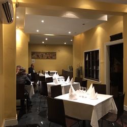 Tandoor Indian Restaurant - Staff nowhere to be seen.