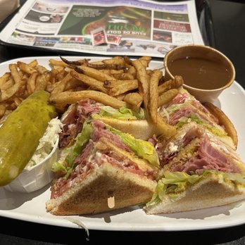 Casse Croûte d'en Haut - Smoked meat club sandwich - Fast Food Near Me - Mont-Tremblant, Quebec Casse Croûte d'en Haut - Smoked meat club sandwich - Fast Food Near Me - Mont-Tremblant, Quebec