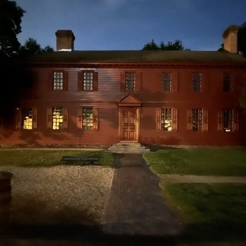 Colonial Ghosts Tours - Far right lower window kinda looks like glowing eyes - Historical Tours Near Me - Williamsburg, Virginia Colonial Ghosts Tours - Far right lower window kinda looks like glowing eyes - Historical Tours Near Me - Williamsburg, Virginia