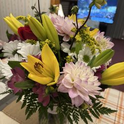 Maguni Floral Boutique And Gift Shop - No matter which angle we view it from, the flowers are arranged beautifully.  Happy 93rd great work