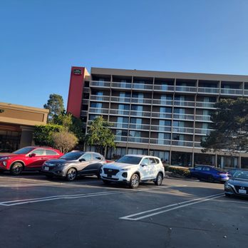 Courtyard by Marriott Oxnard Ventura - outside hotel from parking lot - Hotels Near Me - Oxnard, California