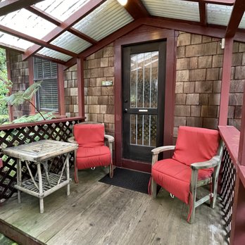 Volcano Village Estates - Rainbow Falls porch - Hotels Near Me - Volcano, Hawaii