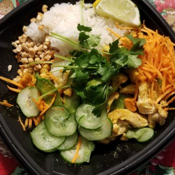 Jack Astor's - Coco Curry Bowl.. yum.. ew.. see those sloppy cukes? and where's the curry? gross.. run away.. - Canadian (New) Near Me - Etobicoke, Ontario