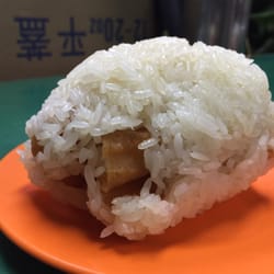 豆漿王阿媽 - Glutinous rice roll.