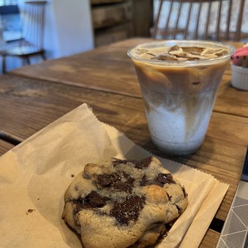 maman - Iced pumpkin pie latte and nutty chocolate chip cookie - Breakfast & Brunch Near Me - Bethesda, Maryland maman - Iced pumpkin pie latte and nutty chocolate chip cookie - Breakfast & Brunch Near Me - Bethesda, Maryland