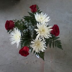 Jolie Fleur Florist And Gifts - Does this look like an $80 flower arrangement to you? I think NOT