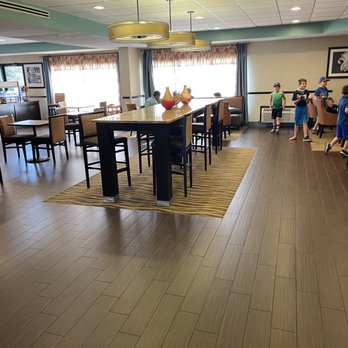 Hampton Inn Henderson - Dining area - Hotels Near Me - Henderson, North Carolina