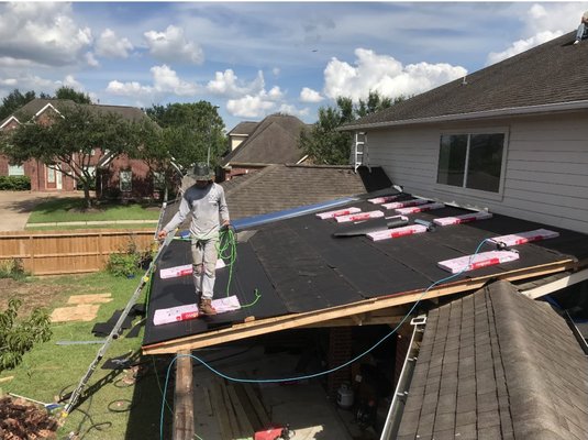 Darvin’s Leak-Roof Repair Logo