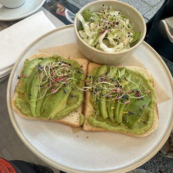 Flavours - Avocado toast - International Near Me - Lauterbrunnen, BE
