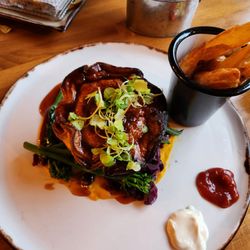 Anne Of Cleeves - Steak pie and chips