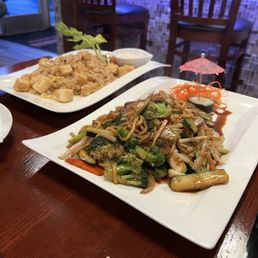 Vegetable Lo Mein / Tofu Fried Rice Vegetable Lo Mein / Tofu Fried Rice